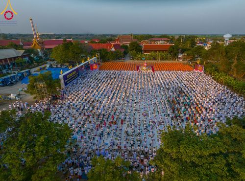 ภาพ No.112133:พิธีจุดประทีปถวายเป็นพุทธบูชา และบูชาธรรมมหาปูชนียาจารย์ พระมงคลเทพมุนี(สด จนฺทสโร) ในโครงการธรรมยาตรา กตัญญูบูชา มหาปูชนียาจารย์ พระมงคลเทพมุนี(สด จนฺทสโร) พระผู้ปราบมาร อนุสรณ์สถาน 7 แห่ง ปีที่ 12 วันที่ 14 มกราคม พ.ศ. 2567 ณ วัดสองพี่น้อง อ.สองพี่น้อง