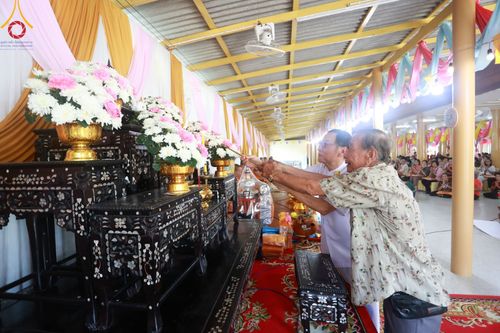 ภาพ No.173500:พิธีทอดกฐิน ณ วัดจินดาราม จ.นครปฐม ในโครงการกฐินสามัคคีทั่วไทย 30,000 วัด บูชาธรรม 80 ปี หลวงพ่อธัมมชโย โดยคณะศิษยานุศิษย์วัดพระธรรมกาย วันที่ 27 ตุลาคม พ.ศ. 2567