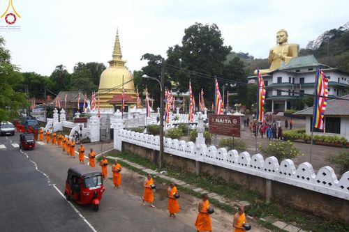 ภาพ No.139376:พิธีตักบาตรรอบเมืองดัมบุลล่า เทศกาลวิสาขบูชาแห่งชาติ ศรีลังกา เมื่อวันที่ 16 พฤษภาคมที่ผ่านมา คณะสงฆ์จากวัดพระธรรมกาย และคณะพระภิกษุสามเณรศรีลังกา ในโครงการสยาม-ลังกา ธรรมยาตรา ฉลองเทศกาลวิสาขบูชาแห่งชาติ ศรีลังกา บูชาธรรม 80 ปีหลวงพ่อธัมมชโย