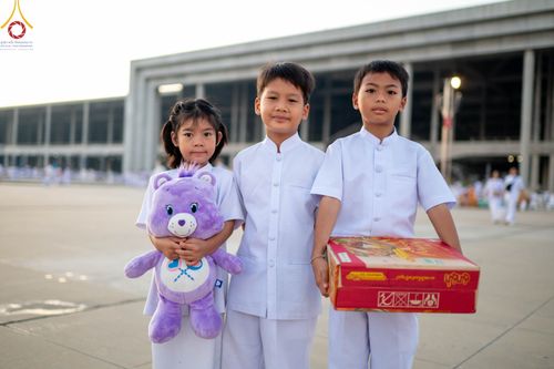 ภาพ No.105207:พิธีตักบาตรฉลองพระบวชใหม่ รุ่นบูชาธรรมมหาปูชนียาจารย์ และต้อนรับศักราชใหม่ วันจันทร์ที่ 1 มกราคม พ.ศ. 2567 ณ ลานธรรมพระมหาธรรมกายเจดีย์ วัดพระธรรมกาย