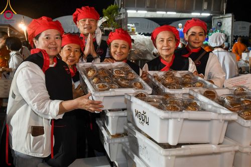 ภาพ No.108416:ถวายภัตตาหารเป็นสังฆทาน แด่คณะพระธรรมยาตราฯ ในโครงการธรรมยาตรากตัญญูบูชา มหาปูชนียาจารย์ พระมงคลเทพมุนี(สด จนฺทสโร) พระผู้ปราบมาร อนุสรณ์สถาน 7 แห่ง ปีที่ 12 วันที่ 7 มกราคม พ.ศ. 2567 ณ อนุสรณ์สถานโลตัสแลนด์ จ.สุพรรณบุรี