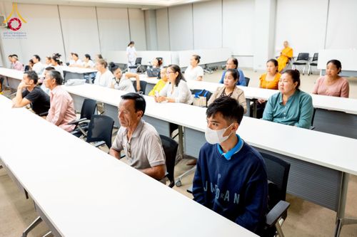 ภาพ No.222404:วันที่ 21 เมษายน พ.ศ. 2568 หลวงพ่อทัตตชีโวต้อนรับคณะสงฆ์ สปป.ลาว ณ อาคาร 100 ปี คุณยายมหารัตนอุบาสิกาจันทร์ ขนนกยูง วัดพระธรรมกาย