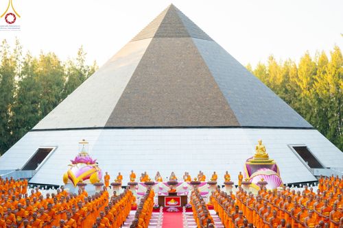 ภาพ No.190070:พิธีจุดประทีปถวายเป็นพุทธบูชา และบูชาธรรมมหาปูชนียาจารย์ ณ อนุสรณ์สถานมหาวิหารพระมงคลเทพมุนี (โลตัสแลนด์) อ.สองพี่น้อง จ.สุพรรณบุรี ในโครงการธรรมยาตรา กตัญญูบูชา มหาปูชนียาจารย์ พระมงคลเทพมุนี(สด จนฺทสโร) พระผู้ปราบมาร อนุสรณ์สถาน 7 แห่ง ปีที่ 13