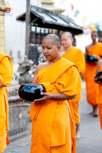 ภาพ No.213073:วันที่ 17 - 18 มีนาคม พ.ศ. 2568 คณะสงฆ์และสามเณรเดินบิณฑบาต รอบเมืองในพื้นที่ วัดสยมภูวนาถและราชวังปาตัน ณ เมืองกาฐมาณฑุ ประเทศเนปาล