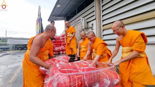 ภาพ No.90812:วัดพระธรรมกาย มูลนิธิธรรมกาย มอบถุงยังชีพและเครื่องอุปโภคบริโภค ช่วยเหลือผู้ประสบความเดือดร้อนจากอุทกภัย ด้วยห่วงใย ใส่ใจ ดูแลกัน ส่งมอบกำลังใจโดย ศูนย์ส่งเสริมศีลธรรมจังหวัดสุโขทัย วันที่ 6 ตุลาคม พ.ศ. 2566