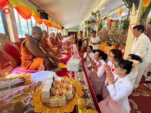 ภาพ No.182643:พิธีทอดกฐิน ณ วัดทับกระดาษ จ.สุพรรณบุรี ในโครงการทอดกฐินสามัคคีทั่วไทย 30,000 วัด บูชาธรรม 80 ปี หลวงพ่อธัมมชโย โดยคณะศิษยานุศิษย์วัดพระธรรมกาย วันที่ 10 พฤศจิกายน พ.ศ. 2567