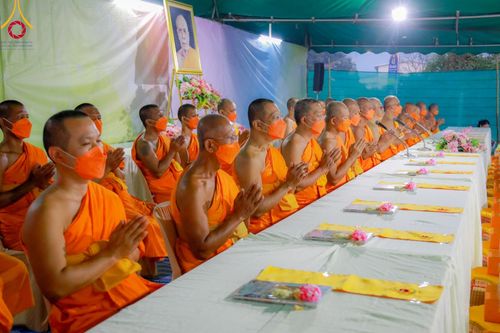 ภาพ No.108051:พิธีถวายภัตตาหารเป็นสังฆทาน แด่คณะพระธรรมยาตราฯ ในโครงการธรรมยาตรากตัญญูบูชา มหาปูชนียาจารย์ พระมงคลเทพมุนี(สด จนฺทสโร) พระผู้ปราบมาร อนุสรณ์สถาน 7 แห่ง ปีที่ 12 วันที่ 8 มกราคม พ.ศ. 2567 ณ อนุสรณ์สถานมหาวิหารพระมงคลเทพมุนี (โลตัสแลนด์) อ.สองพี่น้อง จ.สุ