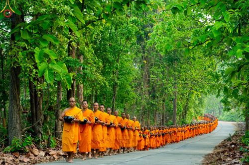 ภาพ No.136944:Photo Story  มหัศจรรย์วัดดงดินแดง Episode 5 กิจกรรมถ่ายภาพหมู่ประวัติศาสตร์ และตักบาตรฉลองพระ-เณรกว่า 500 รูป วันที่ 6 เมษายน พ.ศ. 2567