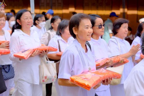 ภาพ No.251337:วันที่ 8 ตุลาคม พ.ศ. 2568 พิธีทอดกฐินสามัคคีทั่วไทย 30,000 วัด โดยคณะศิษยานุศิษย์ บูชาธรรม 81 ปี หลวงพ่อธัมมชโย ณ วัดทองบน กรุงเทพฯ