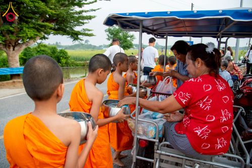 ภาพ No.217899:วันศุกร์ที่ 11 เมษายน พ.ศ. 2568 พระและสามเณร 99 รูป จากศูนย์ปฏิบัติธรรมระยอง(บ้านช่องลม) บิณฑบาต ณ ทุ่งปอเทือง ต.บางบุตร อ.บ้านค่าย จ.ระยอง เพื่อเป็นการฝึกสามเณรภาคฤดูร้อน ผ่านกิจวัตรบิณฑบาตในพื้นที่ชุมชน