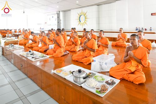 ภาพ No.214704:วันเสาร์ที่ 5 เมษายน พ.ศ. 2568 พิธีถวายภัตตาหารเมนูสวรรค์ "เพื่อการบรรลุธรรม" ณ หอฉันคุณยายอาจารย์ฯ วัดพระธรรมกาย