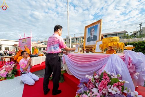 ภาพ No.150763:พิธีเจริญพระพุทธมนต์ และทำบุญตักบาตรแด่คณะสงฆ์ จำนวน 121 รูป เนื่องในโอกาสฉลองครบรอบ 120 ปี อำเภอคลองหลวง จังหวัดปทุมธานี เพื่อถวายเป็นพุทธบูชา ช่วยเหลือผู้ประสบความเดือดร้อนจากอุทกภัย และคณะสงฆ์ 323 วัด 4 จังหวัดชายแดนภาคใต้ วันเสาร์ที่ 31 สิงหาคม พ.ศ. 