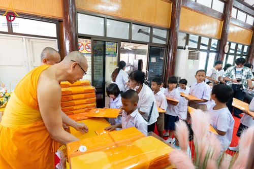 ภาพ No.161286:พิธีบำเพ็ญกุศลอุทิศถวายแด่ พระเดชพระคุณพระพรหมโมลี (อดีตเจ้าคณะจังหวัดสิงห์บุรี) , อดีตเจ้าอาวาสทุกรูป และ พิธีทอดผ้าป่าบำรุงวัด บำรุงโรงเรียน  ณ วัดกลางธนรินทร์ ต.บ้านแป้ง อ.พรหมบุรี จ.สิงห์บุรี วันเสาร์ที่ 5 ตุลาคม พ.ศ. 2567