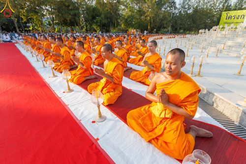 ภาพ No.192607:พิธีจุดประทีปถวายเป็นพุทธบูชา และบูชาธรรมมหาปูชนียาจารย์ ณ อนุสรณ์สถานคลองบางนางแท่น อ.สามพราน จ.นครปฐม ในโครงการธรรมยาตรา กตัญญูบูชา มหาปูชนียาจารย์ พระมงคลเทพมุนี(สด จนฺทสโร) พระผู้ปราบมาร อนุสรณ์สถาน 7 แห่ง ปีที่ 13 วันที่ 10 มกราคม พ.ศ. 2568