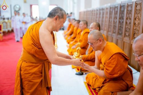 ภาพ No.214734:พิธีต้อนรับสัญญาบัตร พัดยศ พระราชวิเทศวชิรเวที (บัณฑิต วรปญฺโญ) เจ้าอาวาสวัดพระธรรมกายสกอตแลนด์ สหราชอาณาจักร ผู้ช่วยเจ้าอาวาสวัดพระธรรมกาย ณ อุโบสถพระไตรปิฏก วัดพระธรรมกาย