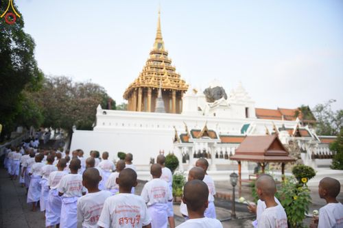 ภาพ No.135532:พิธีขอขมามอบผ้าไตร, พิธีบรรพชาสามเณร ในโครงการบรรพชาสามเณร ฟื้นฟูพระพุทธศาสนาทั่วไทย ณ วัดพระพุทธบาท ราชวรมหาวิหาร อ.พระพุทธบาท จ.สระบุรี วันที่ 6 เมษายน พ.ศ. 2567