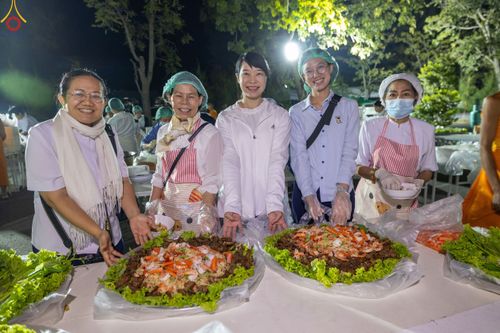 ภาพ No.189376:พิธีถวายภัตตาหารเป็นสังฆทาน แด่พระธรรมยาตรา ในโครงการธรรมยาตรา กตัญญูบูชา มหาปูชนียาจารย์ พระมงคลเทพมุนี(สด จนฺทสโร) พระผู้ปราบมาร อนุสรณ์สถาน 7 แห่ง ปีที่ 13 ณ อนุสรณ์สถานมหาวิหารพระมงคลเทพมุนี (โลตัสแลนด์) อ.สองพี่น้อง จ.สุพรรณบุรี วันที่ 5 มกราคม 2568