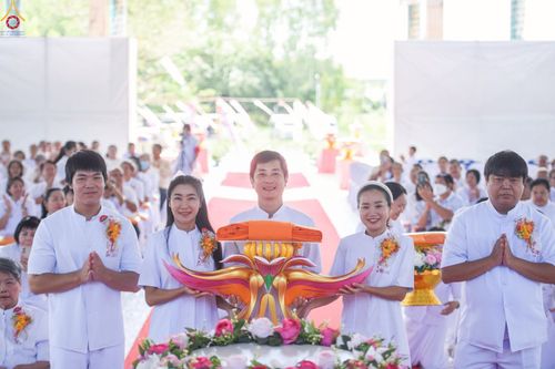 ภาพ No.262376:วันที่ 19 ตุลาคม พ.ศ. 2568 พิธีทอดกฐินสถาปนา แผ่นบันมงคลมหาเศรษฐี อาคาร 80 ปี หลวงพ่อธัมมชโย ในโครงการกฐินสามัคคีทั่วไทย 30,000 วัด บูชาธรรม 81 ปี หลวงพ่อธัมมชโย โดยคณะศิษยานุศิษย์วัดพระธรรมกาย ณ ศูนย์ปฏิบัติธรรมวิหารแดง ต.เจริญธรรม อ.วิหารแดง จ.สระบุรี