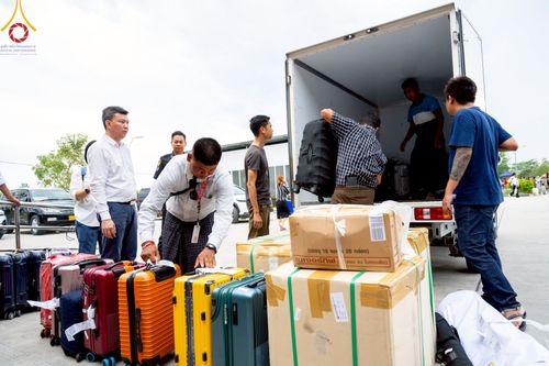 ภาพ No.220000:วันจันทร์ที่ 14 เมษายน พ.ศ. 2568 พระครูสิทธิรัตนวิเทศ ผู้ช่วยเจ้าอาวาสวัดพระธรรมกาย พร้อมด้วยผู้แทนมูลนิธิธรรมกาย และศิษยานุศิษย์หลวงพ่อธัมมชโย ออกเดินทางไปยังพื้นที่เมืองมัณฑะเลย์ สาธารณรัฐแห่งสหภาพเมียนมา โดยได้รับความเมตตาประสานงานเจ้าหน้าที่ภาครัฐจาก