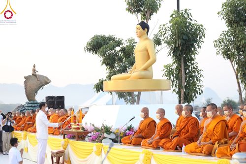 ภาพ No.101728:ตักบาตรพระ 10,000 รูป เติมบุญให้แผ่นดิน เนื่องในโอกาส 192 ปี จังหวัดกาญจนบุรี หนึ่งในโครงการตักบาตรพระ 2,000,000 รูป  77 จังหวัดทุกวัดทั่วไทย วันจันทร์ที่ 11 ธันวาคม พ.ศ. 2566 บริเวณถนนสองแคว (SKY WALK) เมืองกาญจนบุรี