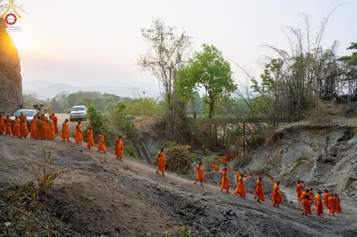 ภาพ No.138602:Photo Story  มหัศจรรย์วัดดงดินแดง Episode 6 พระภิกษุ-สามเณร ในโครงการบรรพชาอุปสมบทหมู่  กว่า 500 รูป และศีลจาริณีกว่า 300 คน ร่วมกันก่อพระเจดีย์ทราย 20,000 องค์ และจุดประทีป  บูชาธรรม 80 ปี หลวงพ่อธมฺมชโย กลางลำน้ำแม่ตื่น