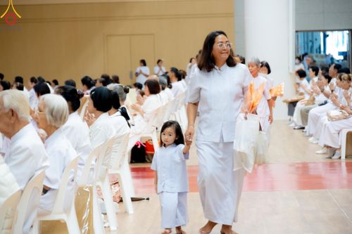 ภาพ No.180776:พิธีถวายภัตตาหารเมนูสวรรค์ และพิธีถวายอุปกรณ์กันหนาว แด่คณะพระภิกษุสามเณรวัดพระธรรมกาย วันอาทิตย์ที่ 8 ธันวาคม พ.ศ.2567 ณ สภาธรรมกายสากล วัดพระธรรมกาย