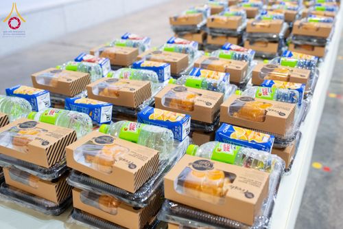 ภาพ No.208747:พระบาทสมเด็จพระเจ้าอยู่หัวทรงพระกรุณาโปรดเกล้าฯ พระราชทานภัตตาหารพระราชทาน แด่พระภิกษุ สามเณร ในการสอบบาลีสนามหลวง ณ วัดพระธรรมกาย วันที่ 22 กุมภาพันธ์ พ.ศ. 2568 ณ วัดพระธรรมกาย อำเภอคลองหลวง จังหวัดปทุมธานี