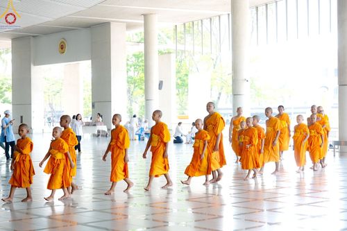 ภาพ No.208327:พิธีสวดพระพุทธมนต์ และถวายภัตตาหารเมนูสวรรค์แด่พระภิกษุ สามเณร วันที่ 15 กุมภาพันธ์ พ.ศ. 2568 ณ หอฉันคุณยายอาจารย์ฯ วัดพระธรรมกาย