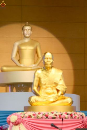 ภาพ No.251216:วันที่ 10 ตุลาคม พ.ศ. 2568 พิธีปฏิบัติธรรม ในวันคล้ายวันเกิด 141 ปี พระมงคลเทพมุนี (สด จนฺทสโร) พระผู้ปราบมาร ณ สภาธรรมกายสากล วัดพระธรรมกาย