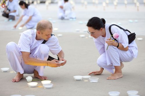 ภาพ No.240941:วันพุธที่ 27 สิงหาคม พ.ศ. 2568 พิธีจุดประทีป ในวันธรรมชัย ณ วัดพระธรรมกาย