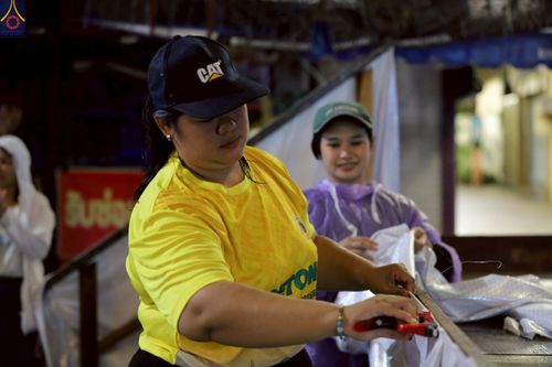 ภาพ No.245786:วันที่ 13-14 กันยายน พ.ศ. 2568 เจ้าหน้าที่ทุกสถานะ ทุกส่วนงาน ร่วมแรงร่วมใจ ปฏิบัติหน้าที่ เตรียมงาน เก็บงาน ตักบาตรพระ 555 รูป อ.เบตง จยะลา