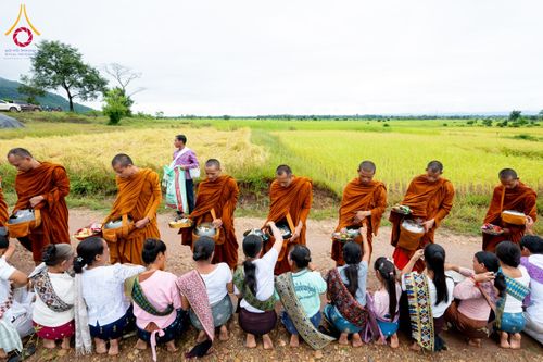 ภาพ No.174412:พิธีตักบาตรพระ,พิธีทอดผ้าป่า พิธีกลั่นแผ่นดินโปรยรัตนชาติ  สร้างพระอุโบสถและเจดีย์ วัดป่าสัมมาทิฏฐิและวัดสิริขันโท แขวงอัตตะปือ สปป. ลาว วันที่ 29 ตุลาคม พ.ศ. 2567