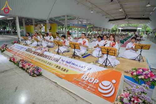 ภาพ No.144244:พิธีตักบาตรพระใหม่  โครงการบรรพชาอุปสมบทหมู่ ธรรมทายาทนานาชาติ (ภาษาจีน) ณ อาคารโถงช้าง วัดพระธรรมกาย วันอาทิตย์ที่ 14 กรกฎาคม พ.ศ. 2567