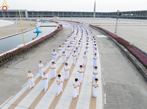 ภาพ No.214913:วันเสาร์ที่ 5 เมษายน พ.ศ. 2568 พิธีเวียนประทักษิณรอบพระมหาธรรมกายเจดีย์  พิธีวันทาเจดีย์ พิธีขอขมาและมอบผ้าไตร ในโครงการบรรพชาสามเณรฟื้นฟูพระพุทธศาสนาทั่วไทย , โครงการหน่อแก้วเปรียญธรรม รุ่นที่ 13 ,  โครงการสามเณรยุวธรรมทายาท รุ่นที่ 33 , โครงการสามเณรมั