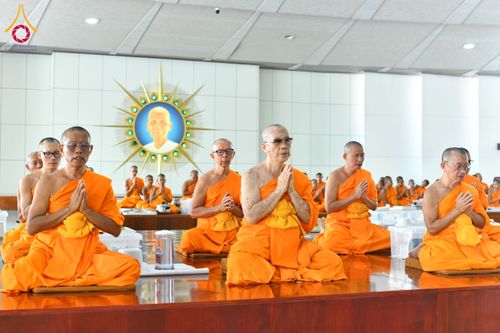 ภาพ No.198024:พิธีถวายภัตตาหารแด่พระภิกษุ สามเณร  บูชาธรรมคุณยายอาจารย์มหารัตนอุบาสิกาจันทร์ ขนนกยูง เนื่องในวาระวันคล้ายวันเกิดครบ 116 ปี วันอาทิตย์ที่ 19 มกราคม พ.ศ. 2568 ณ หอฉันคุณยายอาจารย์ฯ วัดพระธรรมกาย