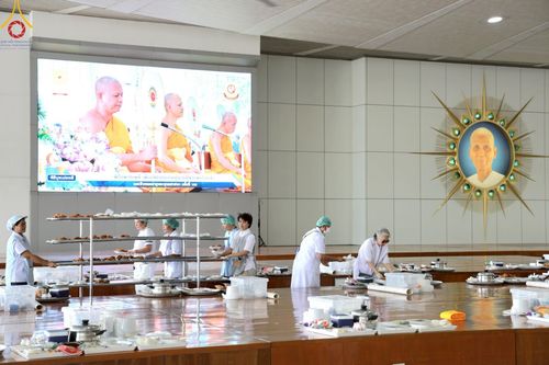 ภาพ No.220660:วันเสาร์ที่ 26 เมษายน พ.ศ.2568 (วันพระ แรม 15 ค่ำ เดือน 5) พิธีถวายภัตตาหารเมนูสวรรค์ "เพื่อการบรรลุธรรม" และ พิธีบุพเปตพลี ครั้งที่ 163 ร่วมอุทิศบุญแด่หมู่ญาติที่ล่วงลับไปแล้ว และสืบทอดอายุพระพุทธศาสนา ณ หอฉันคุณยายอาจารย์ฯ วัดพระธรรมกาย