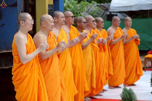 ภาพ No.234037:วันอาทิตย์ที่ 20 กรกฎาคม พ.ศ.2568 พิธีทอดผ้าป่า และพิธีตอกเสาเข็มต้นแรก สร้างอาคารปฏิบัติธรรมพระมงคลเทพมุนี ณ ศูนย์ปฏิบัติธรรมสุราษฏร์ธานี