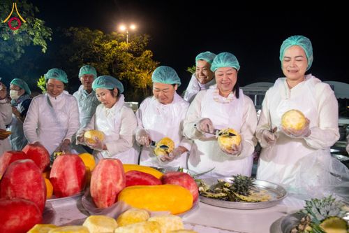 ภาพ No.194866:พิธีถวายภัตตาหารเป็นสังฆทาน แด่พระธรรมยาตรา ณ อนุสรณ์สถานมหาวิหารพระมงคลเทพมุนี (โลตัสแลนด์) อ.สองพี่น้อง จ.สุพรรณบุรี ในโครงการธรรมยาตรา กตัญญูบูชา มหาปูชนียาจารย์ พระมงคลเทพมุนี(สด จนฺทสโร) พระผู้ปราบมาร แห่ง ปีที่ 13 วันที่ 14 มกราคม พ.ศ.2568