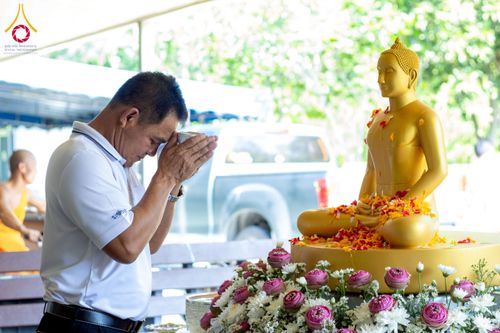 ภาพ No.218013:วันอาทิตย์ที่ 13 เมษายน พ.ศ. 2568 พิธีตักบาตรฉลองสามเณรใหม่ 75 รูป เนื่องในวันสงกรานต์ (โครงการบรรพชาสามเณรฟื้นฟูพระพุทธศาสนาทั่วไทย ประจำปีพุทธศักราช 2568) ณ ศูนย์ปฏิบัติธรรมระยอง(บ้านช่องลม) ตำบลบางบุตร อำเภอบ้านค่าย จังหวัดระยอง