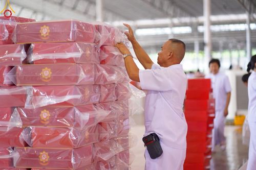 ภาพ No.214296:วันที่ 29 มีนาคม พ.ศ.2568 กิจกรรมใส่ถุงซิปกล่องไทยธรรม เพื่อรักษาความประณีตของกล่องไทยธรรม ในทุกสภาพอากาศ ณ บ้านแก้วเรือนทองคุณยาย วัดพระธรรมกาย