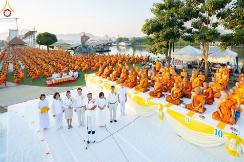 ภาพ No.184683:พิธีตักบาตรพระ 10,000 รูป ครั้งที่ 3 เนื่องในโอกาส 193 ปี จังหวัดกาญจนบุรี อุทิศส่วนกุศลให้แด่บรรพชน และเพื่อช่วยเหลือผู้ประสบภัยพิบัติต่างๆ วันเสาร์ที่ 21 ธันวาคม พ.ศ. 2567