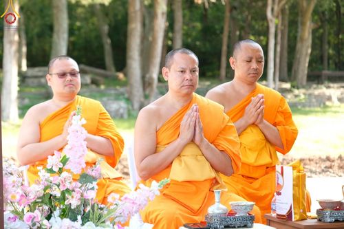 ภาพ No.142885:พิธีเจริญพระพุทธมนต์ โปรยรัตนชาติ เพื่อความเป็นสิริมงคล  ณ พื้นที่ก่อสร้างอาคารปฏิบัติธรรม “แก้วธรรมชัยรัตนอนันต์”  วัดพระธรรมกายเทนเนสซี ประเทศสหรัฐอเมริกา วันอังคารที่ 2 กรกฎาคม พ.ศ. 2567