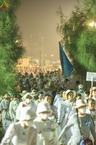 ภาพ No.200989:พิธีตักบาตรพระธรรมยาตรา ณ อนุสรณ์สถานลำดับที่ 5 สถานที่เผยแผ่วิชชาธรรมกายครั้งแรก อนุสรณ์สถานบางปลา วัดบางปลา อำเภอบางเลน จังหวัดนครปฐม ในโครงการธรรมยาตรา กตัญญูบูชา มหาปูชนียาจารย์ พระมงคลเทพมุนี(สด จนฺทสโร) พระผู้ปราบมาร อนุสรณ์สถาน 7 แห่ง ปีที่ 13