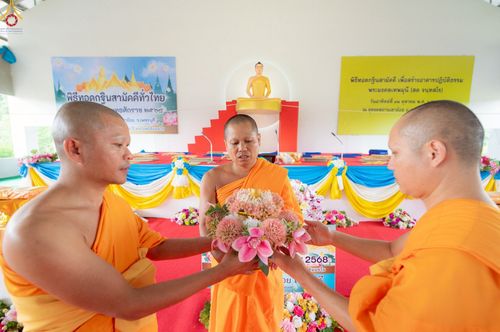 ภาพ No.255229:วันที่ 12 ตุลาคม พ.ศ. 2568 พิธีอัญเชิญพระบรมสารีริกธาตุและบรรจุ ลงในพระเกตุพระประธาน , พิธีทอดกฐินสามัคคีทั่วไทย 30,000 วัด โดยคณะศิษยานุศิษย์ วัดพระธรรมกาย  บูชาธรรม 81 ปี หลวงพ่อธัมมชโย ณ ธุดงคสถานเขาย้อย จ.เพชรบุรี