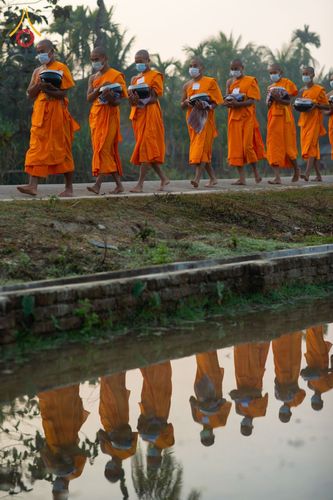 ภาพ No.76346:คณะสงฆ์และสามเณรบิณฑบาต ประเทศบังกลาเทศ วันที่ 11 กุมภาพันธ์ พ.ศ. 2566