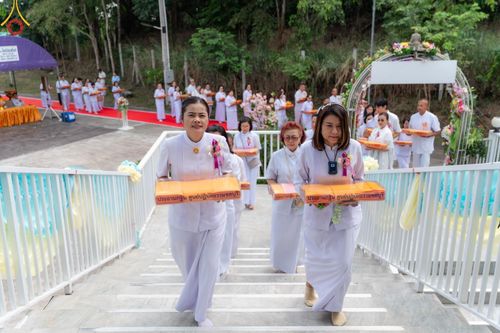 ภาพ No.169599:พิธีทอดกฐินเพื่อสร้าง หอฉันคุณยายอาจารย์ มหารัตนอุบาสิกาจันทร์ ขนนกยูง  ณ ศูนย์ปฏิบัติธรรมชลบุรี วันที่ 25 ตุลาคม พ.ศ. 2567