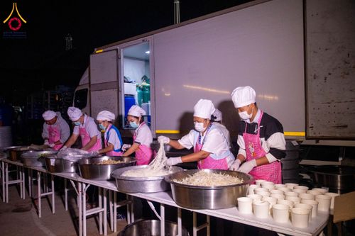 ภาพ No.195566:สาธุชนถวายภัตตาหารเป็นสังฆทาน แด่พระธรรมยาตรา ณ วัดสองพี่น้อง ต.ต้นตาล อ.สองพี่น้อง จ.สุพรรณบุรี ในโครงการธรรมยาตรา กตัญญูบูชา มหาปูชนียาจารย์ พระมงคลเทพมุนี(สด จนฺทสโร) พระผู้ปราบมาร อนุสรณ์สถาน 7 แห่ง ปีที่ 13 วันที่ 15 มกราคม พ.ศ. 2568