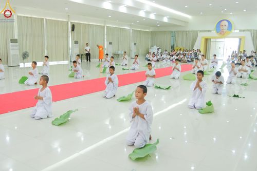 ภาพ No.216149:วันเสาร์ที่ 5 เมษายน พ.ศ. 2568 พิธีตัดปอยผม พิธีขอขมาผู้ปกครอง พิธีขอขมามอบผ้าไตร พิธีบรรพชา พิธีถวายบาตรสามเณร ณ ศูนย์ปฏิบัติธรรมและศูนย์อบรมเยาวชนเพชรบุรี ต.ท่าแลง อ.ท่ายาง จ.เพชรบุรี