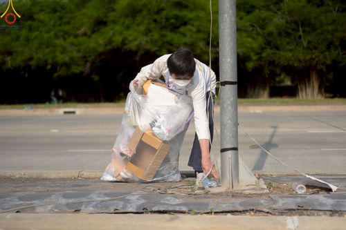 ภาพ No.220428:วันที่ 23-25 เมษายน พ.ศ. 2568 เจ้าหน้าที่และสาธุชนช่วยกัน รับบุญเก็บงานวันคุ้มครองโลก ณ วัดพระธรรมกาย