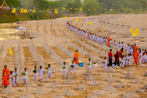 ภาพ No.63237:Photo Story  มหัศจรรย์วัดดงดินแดง Episode 1  พิธีปลงผมนาคธรรมทายาท  ในโครงการบรรพชาอุปสมบทหมู่ ฟื้นฟูพระพุทธศาสนาทั่วไทย วัดดงดินแดง ณ ลำน้ำแม่ตื่น อ.อมก๋อย จ.เชียงใหม่ วันที่ 2 เมษายน พ.ศ. 2567